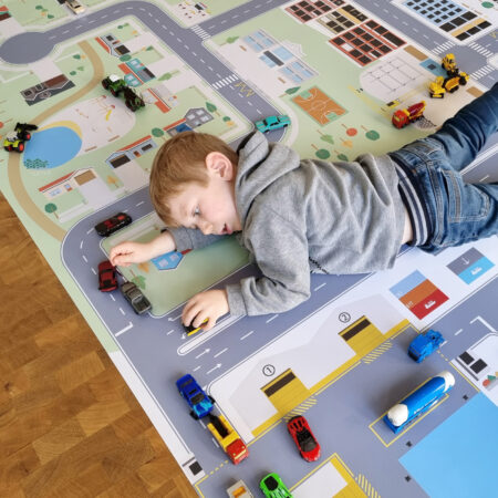 Ce tapis de jeu est un cadeau original pour les enfants qui aiment jouer aux petites voitures