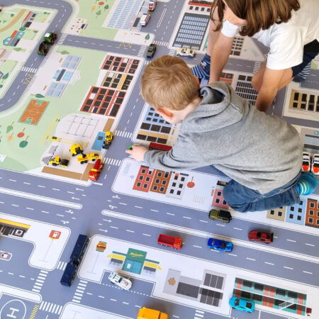 Un tapis de jeu avec une ville immense pour jouer aux petites voitures que les enfants préfèrent