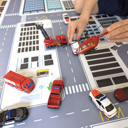 Un super tapis de jeu pour les enfants qui aiment les petites voitures et les pompiers